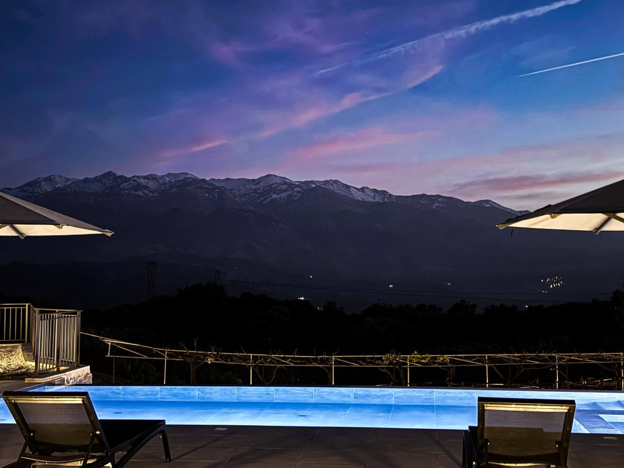 Recluso-3 Bd Luxury Country Villa, Huge Heated Pool With Hydromassage, Individual Bbq & Large Yard, Mountain View *