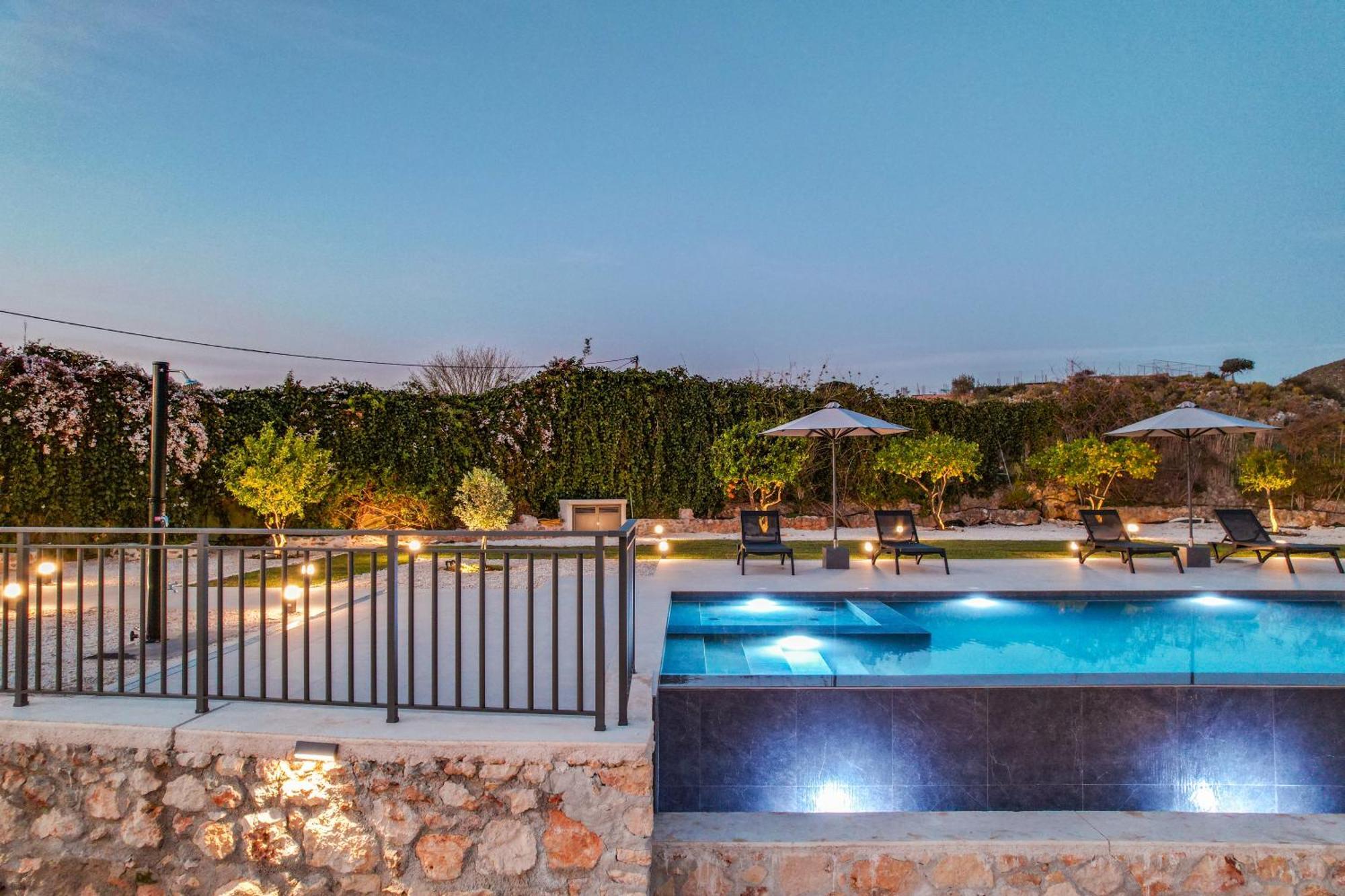 Recluso-3 Bd Luxury Country Villa, Huge Heated Pool With Hydromassage, Individual Bbq & Large Yard, Mountain View Villa Maláxa