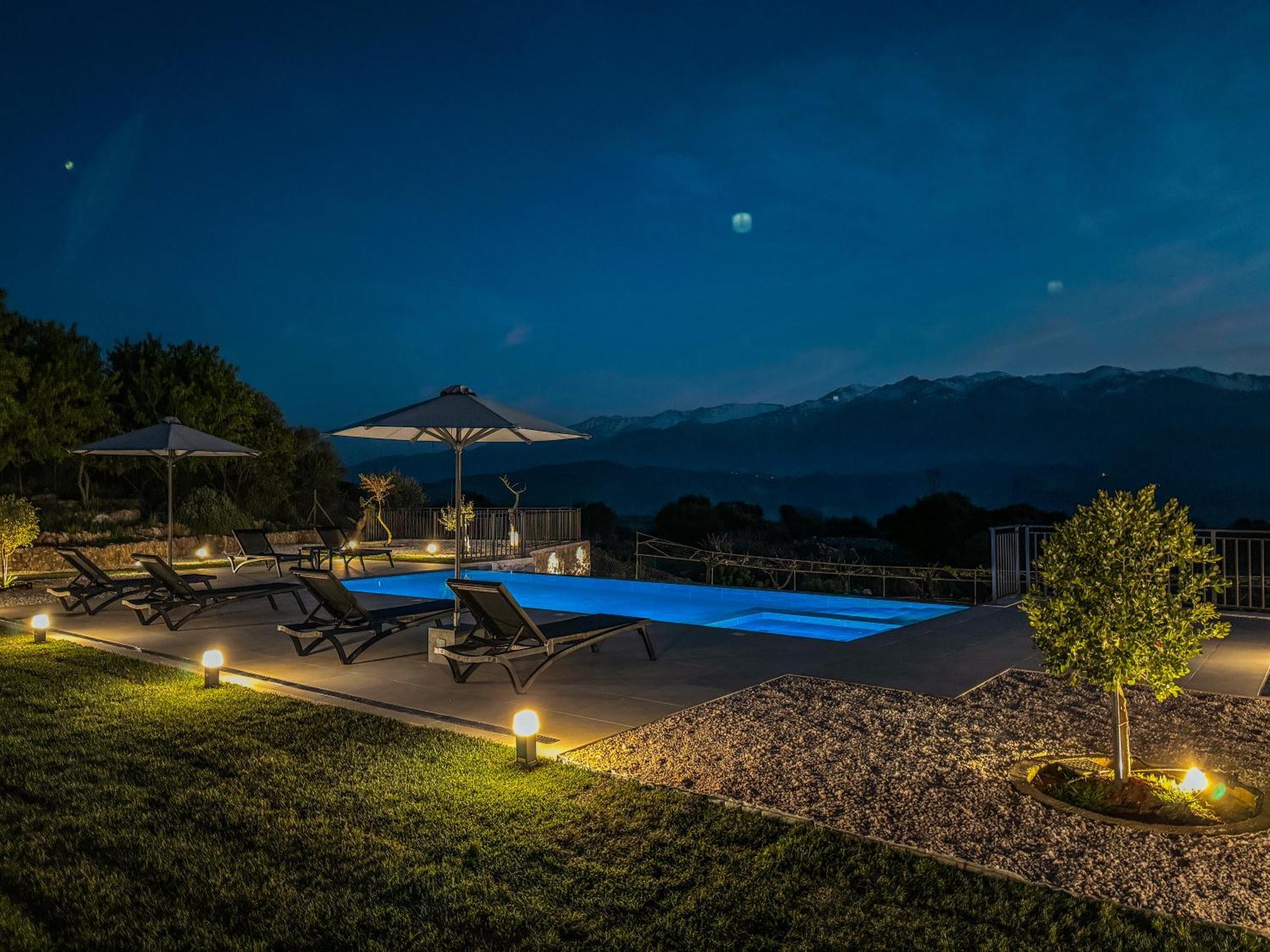 Villa Recluso-3 Bd Luxury Country Villa, Huge Heated Pool With Hydromassage, Individual Bbq & Large Yard, Mountain View *