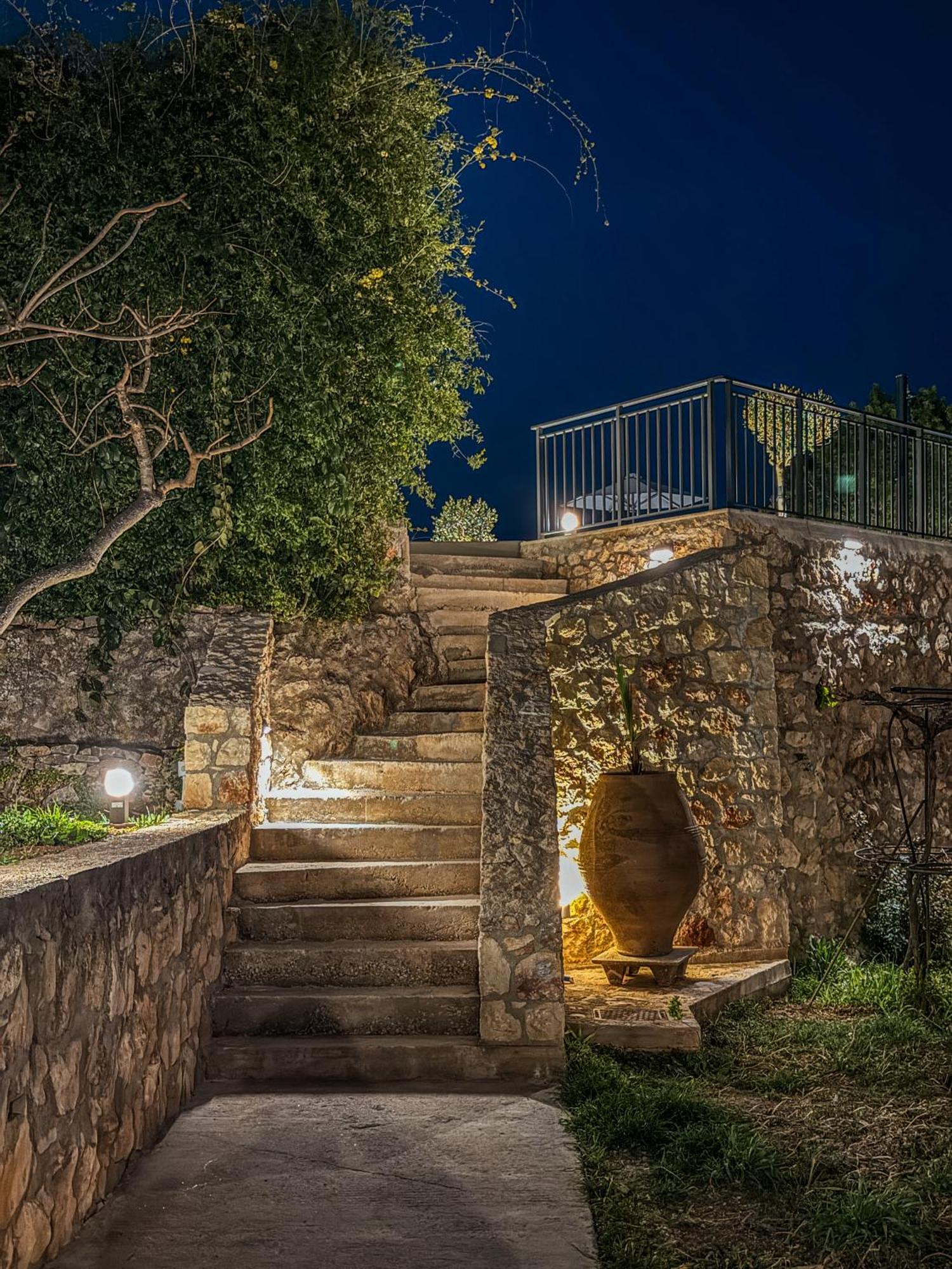 Recluso-3 Bd Luxury Country Villa, Huge Heated Pool With Hydromassage, Individual Bbq & Large Yard, Mountain View Villa *