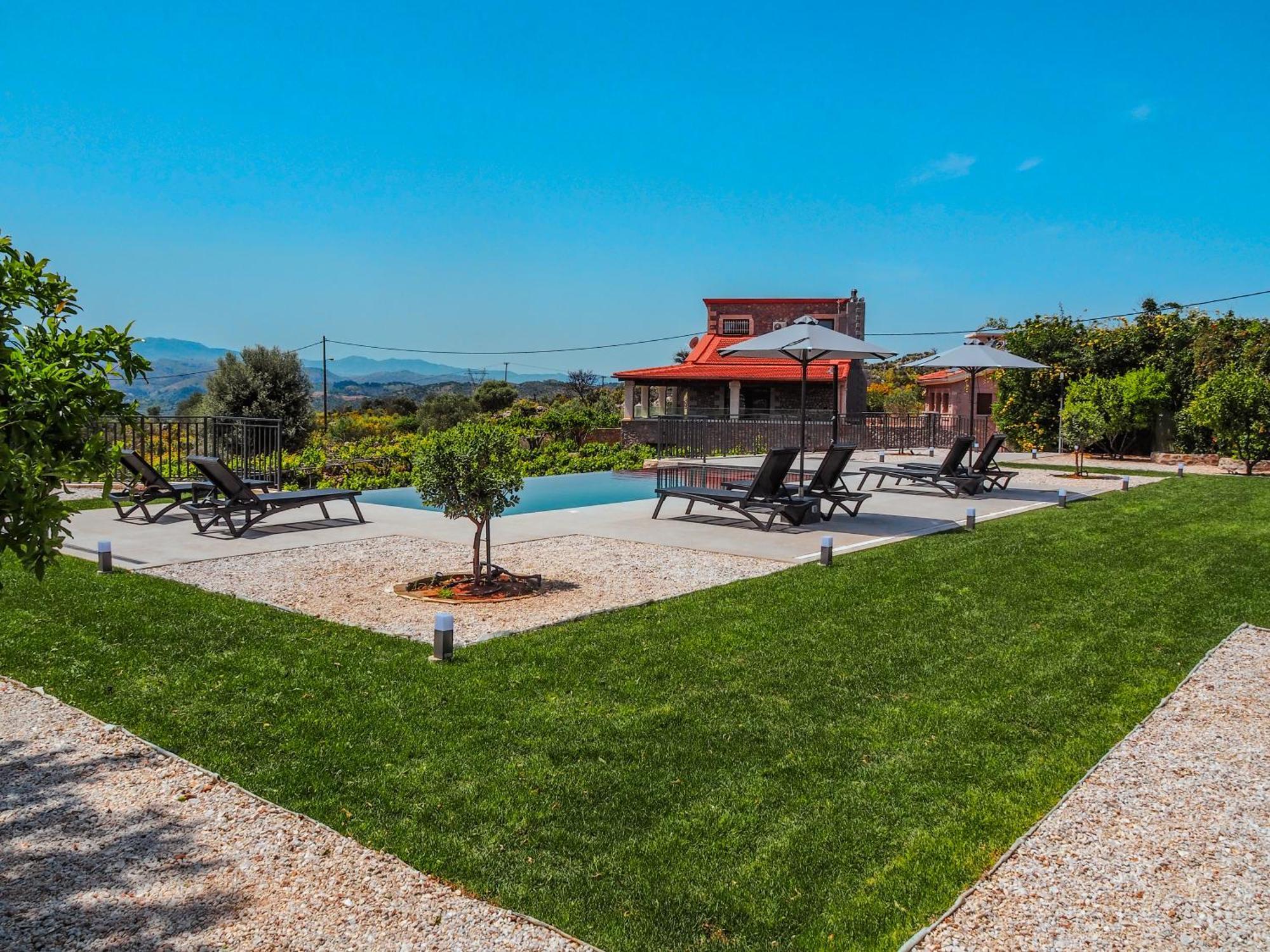 Recluso-3 Bd Luxury Country Villa, Huge Heated Pool With Hydromassage, Individual Bbq & Large Yard, Mountain View