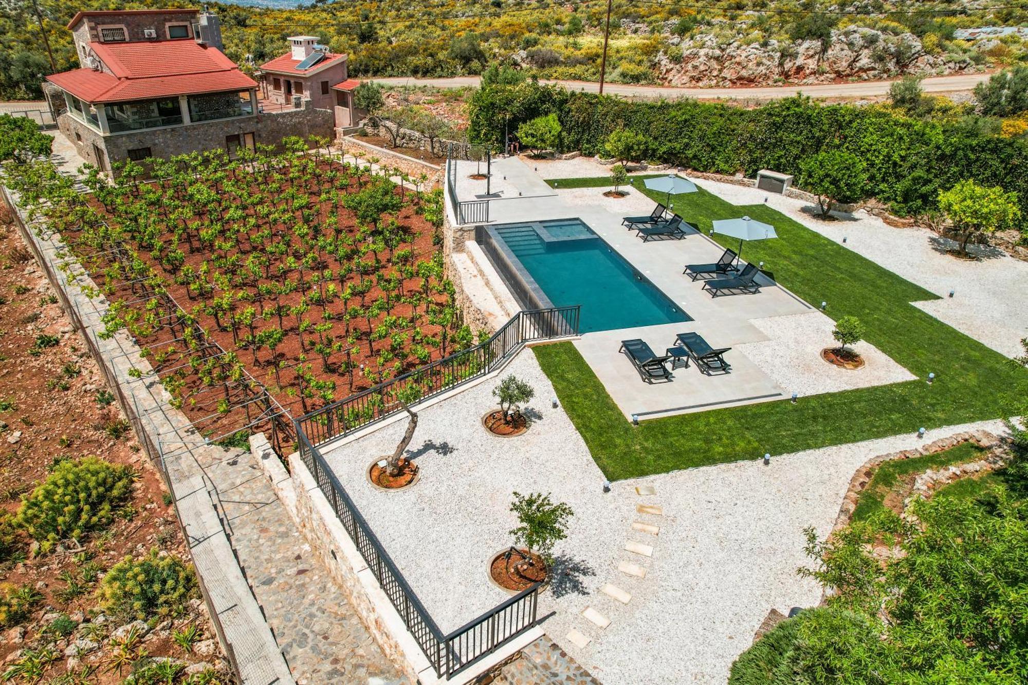 Recluso-3 Bd Luxury Country Villa, Huge Heated Pool With Hydromassage, Individual Bbq & Large Yard, Mountain View Vila *