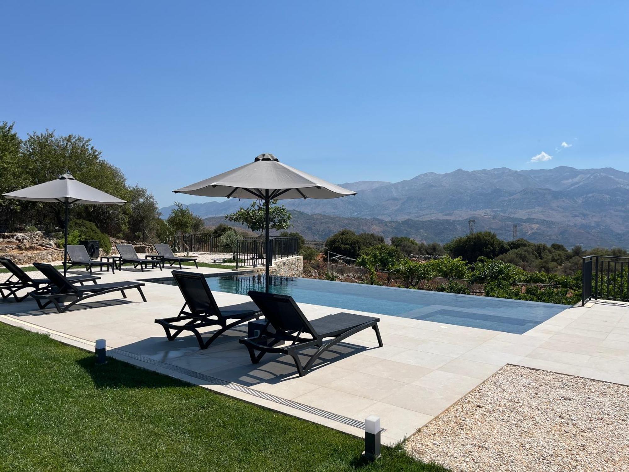 Recluso-3 Bd Luxury Country Villa, Huge Heated Pool With Hydromassage, Individual Bbq & Large Yard, Mountain View Villa Maláxa