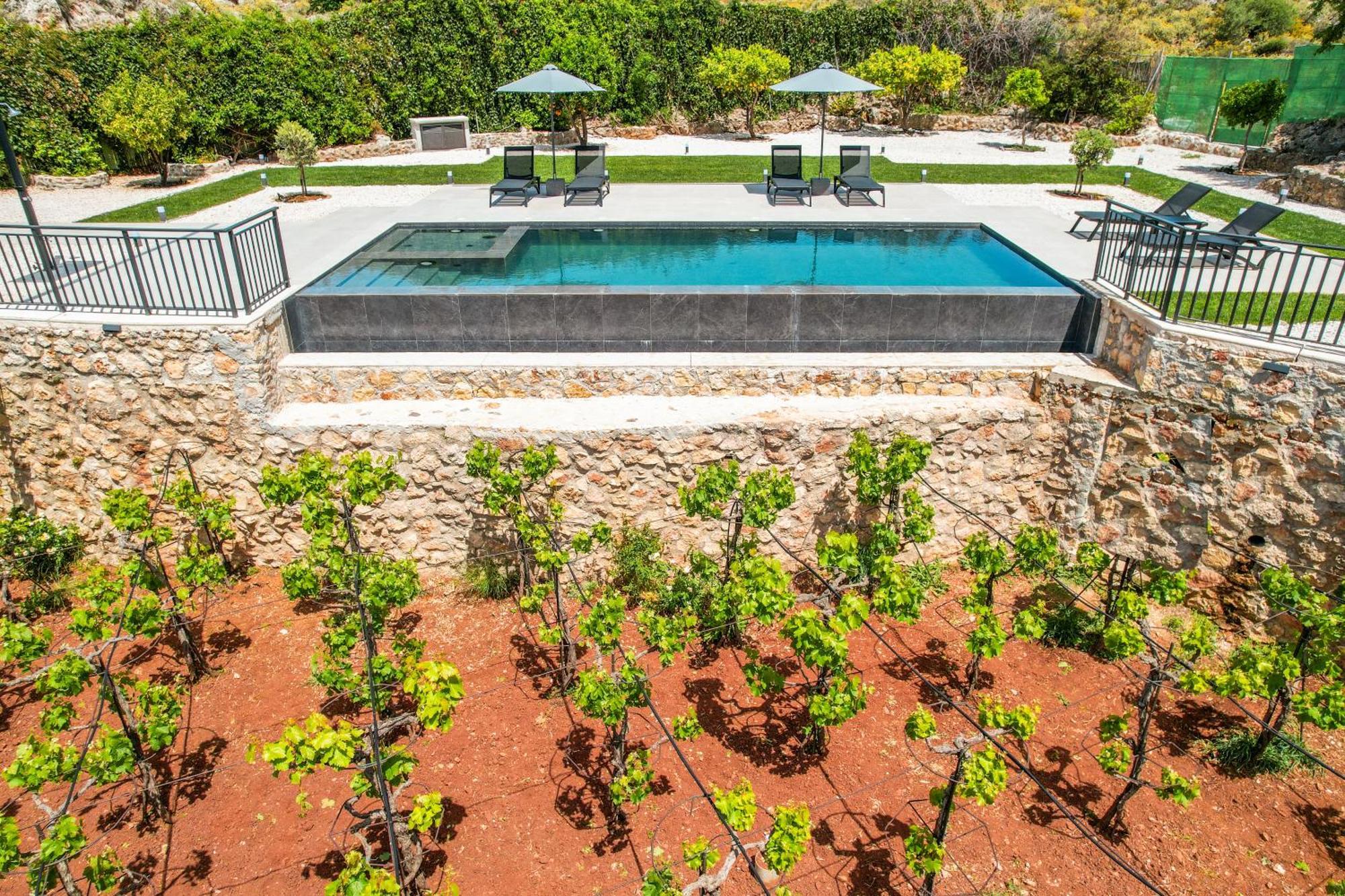Recluso-3 Bd Luxury Country Villa, Huge Heated Pool With Hydromassage, Individual Bbq & Large Yard, Mountain View * Maláxa