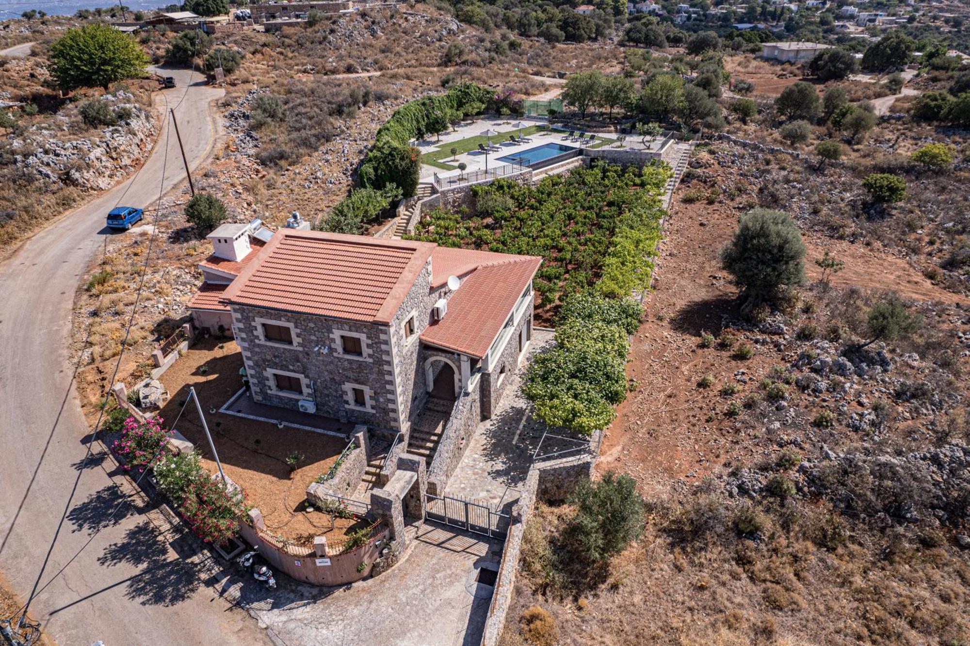 Recluso-3 Bd Luxury Country Villa, Huge Heated Pool With Hydromassage, Individual Bbq & Large Yard, Mountain View