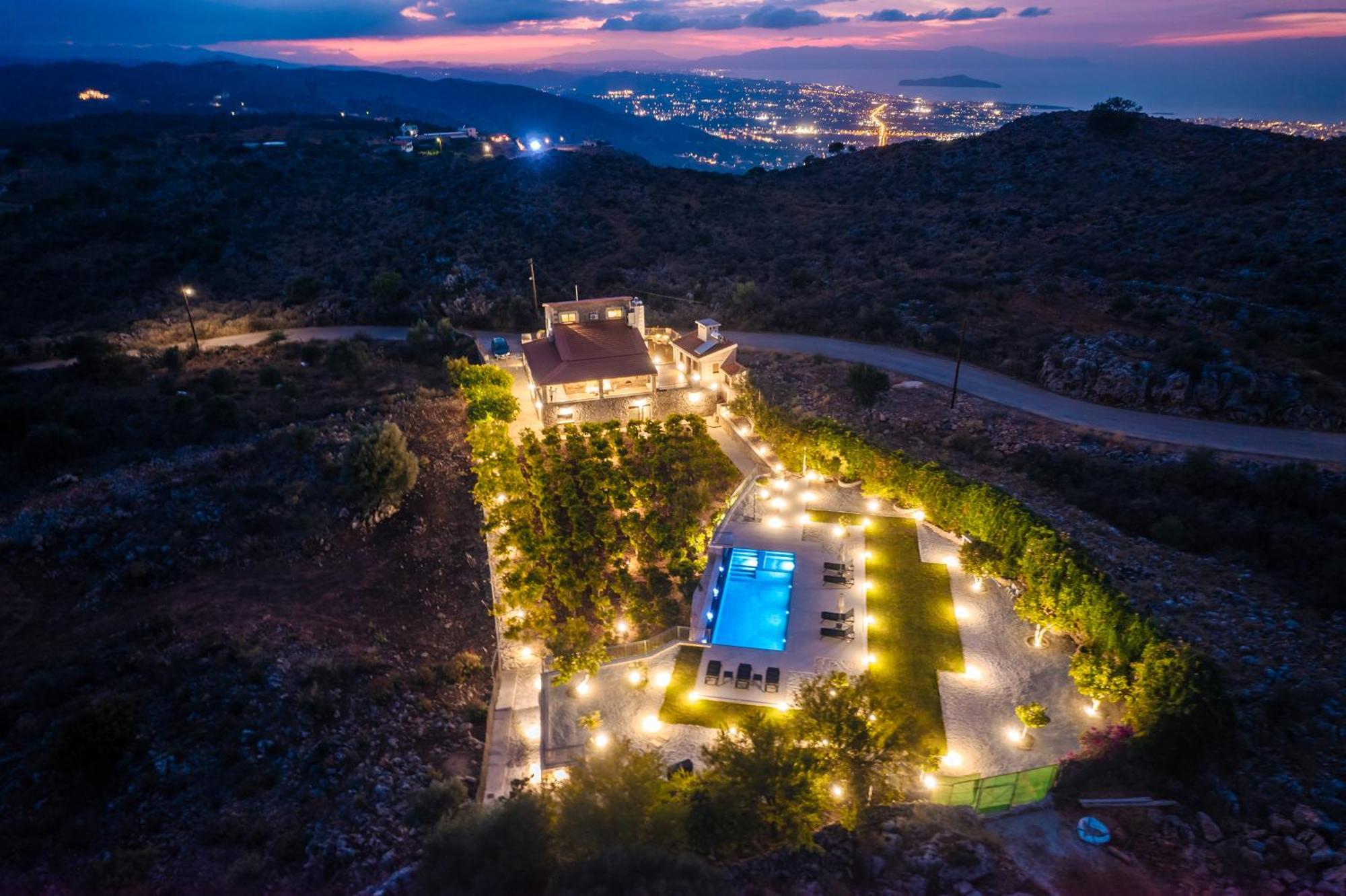 Villa Recluso-3 Bd Luxury Country Villa, Huge Heated Pool With Hydromassage, Individual Bbq & Large Yard, Mountain View *
