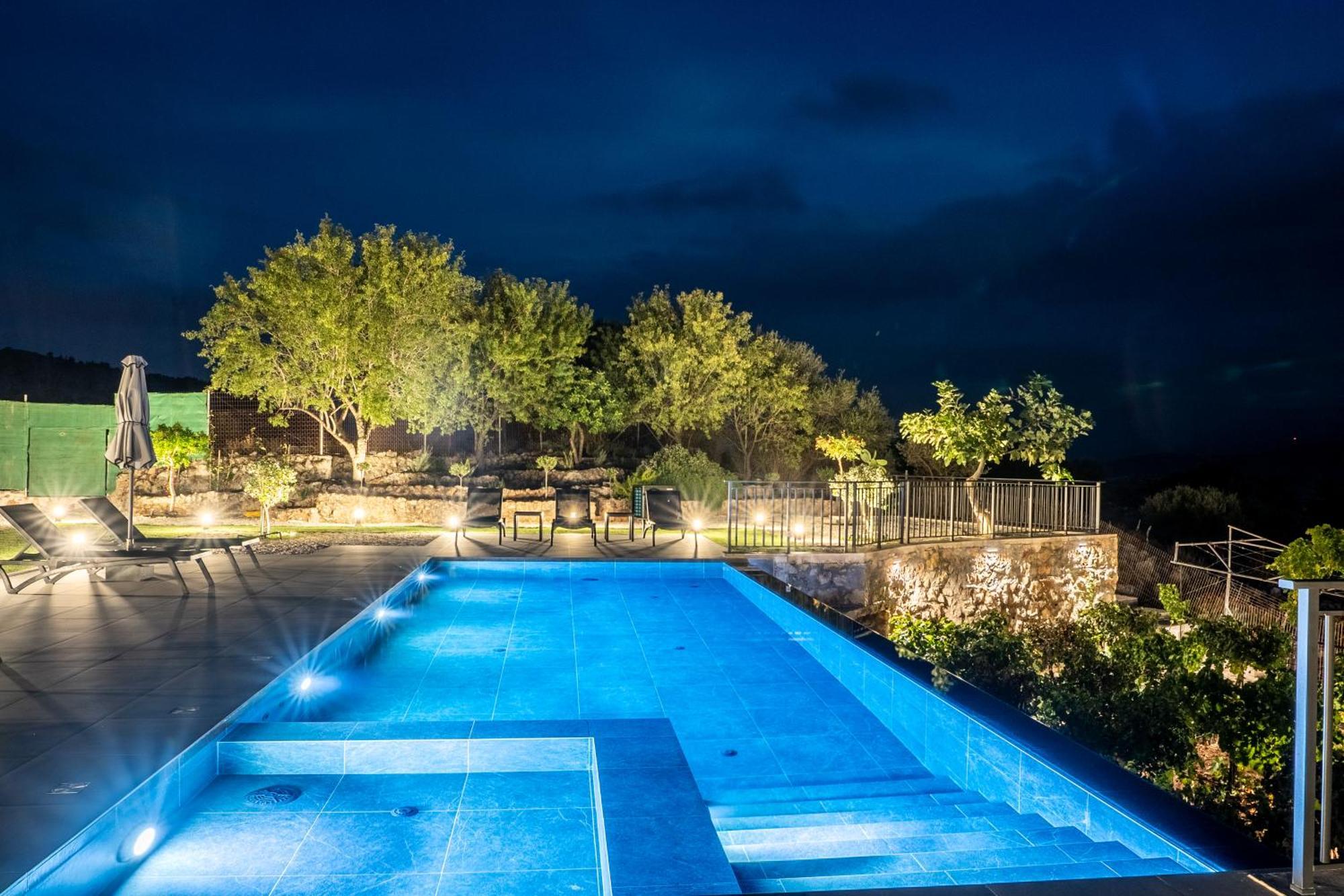 Recluso-3 Bd Luxury Country Villa, Huge Heated Pool With Hydromassage, Individual Bbq & Large Yard, Mountain View Villa