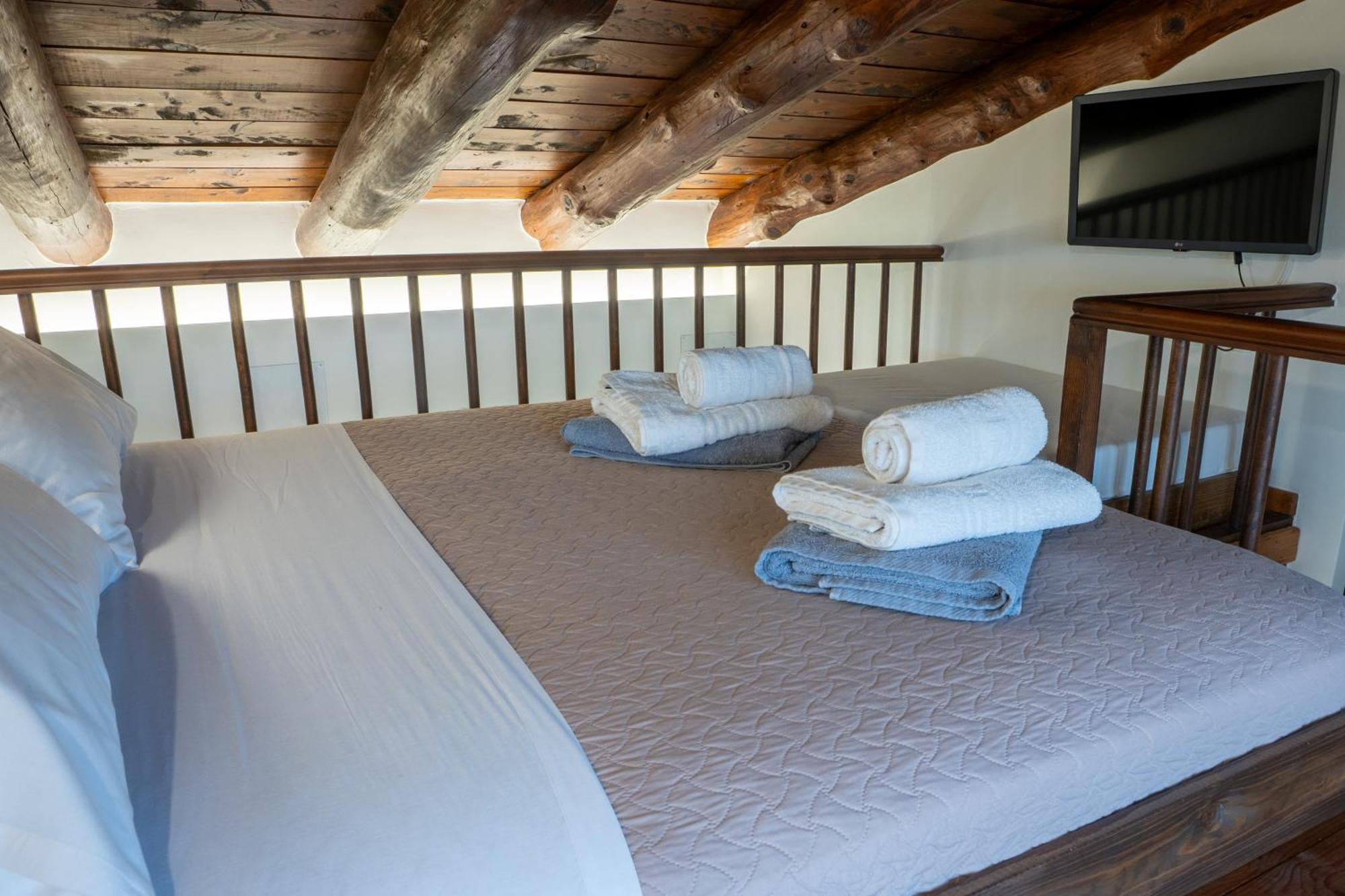 Recluso-3 Bd Luxury Country Villa, Huge Heated Pool With Hydromassage, Individual Bbq & Large Yard, Mountain View *