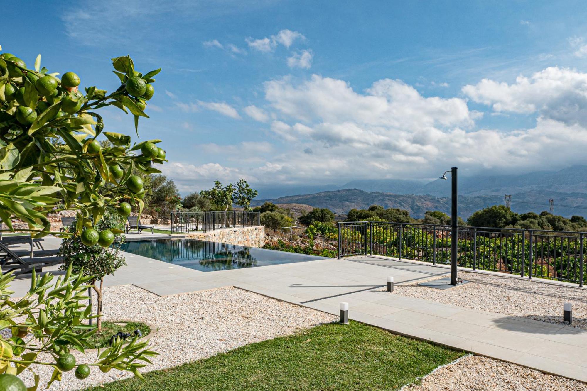 Recluso-3 Bd Luxury Country Villa, Huge Heated Pool With Hydromassage, Individual Bbq & Large Yard, Mountain View