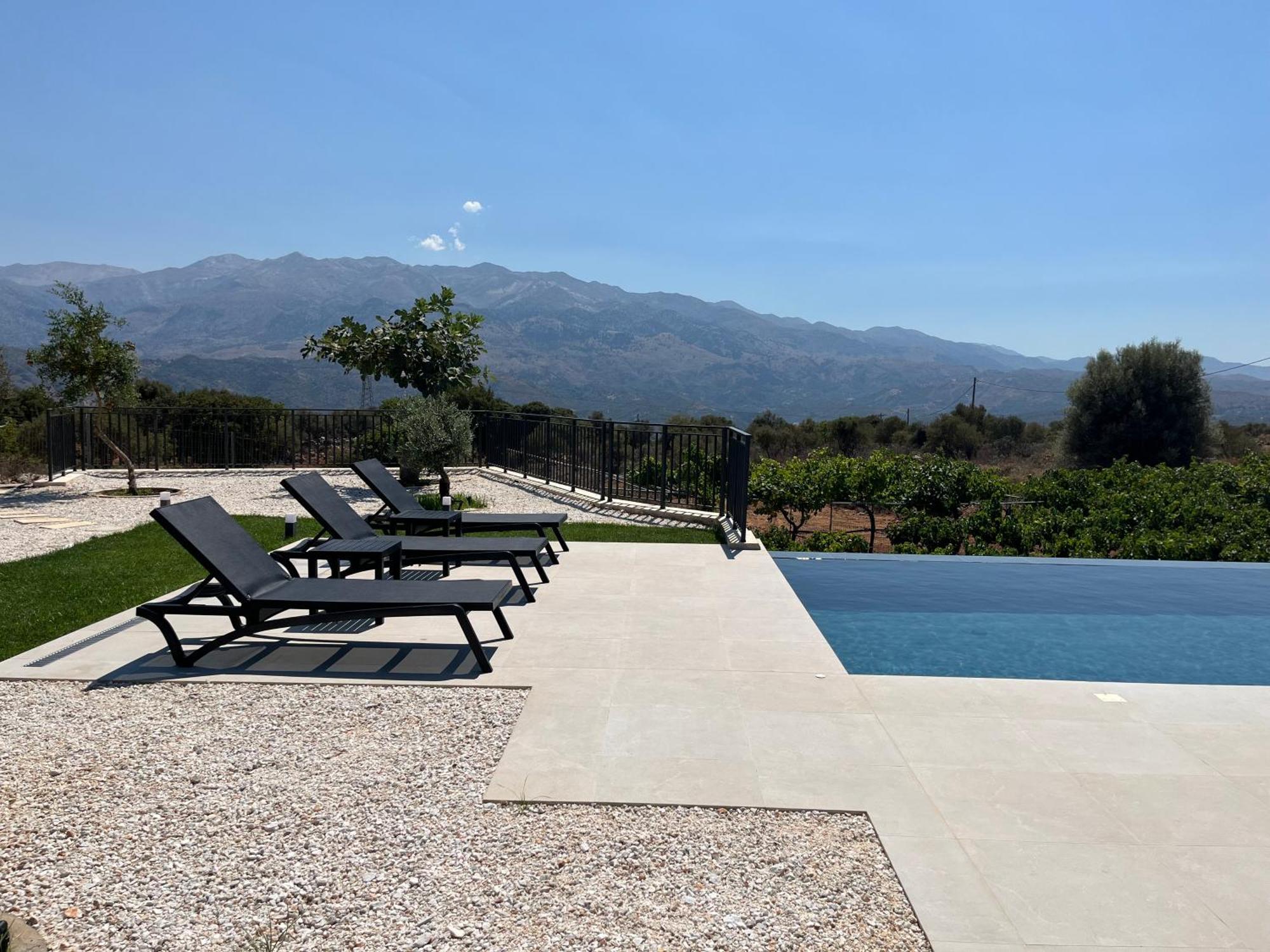 Recluso-3 Bd Luxury Country Villa, Huge Heated Pool With Hydromassage, Individual Bbq & Large Yard, Mountain View Villa *